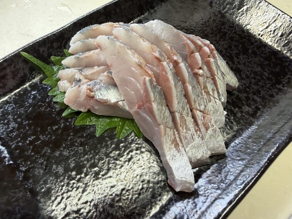 氷見港産のマルアジを購入当日に捌いて盛り付けた刺身