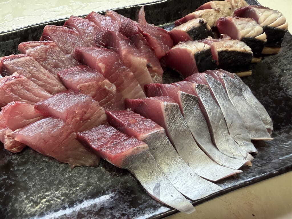 ヒラソウダを皮なしの刺身・銀皮付き・皮目を炙ったタタキ風の3種類にして盛り付けた写真