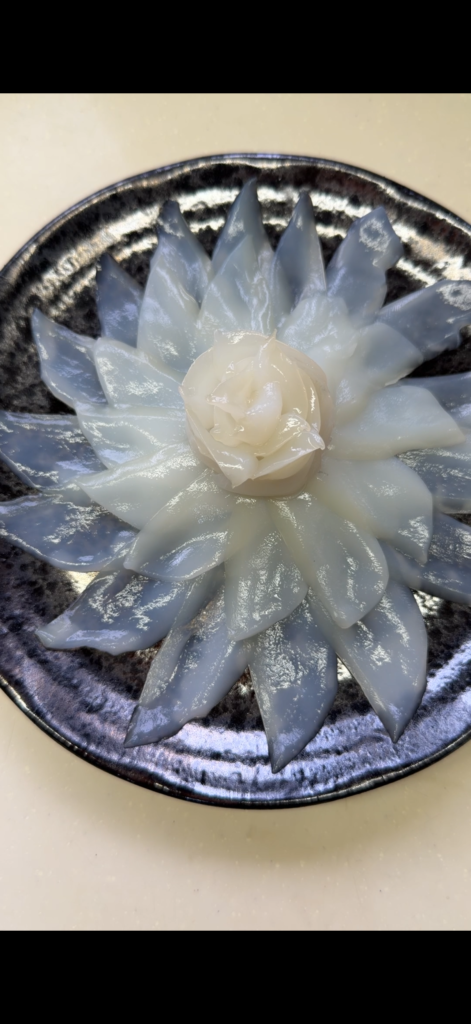 新湊産コウイカを捌いて盛り付けた刺身